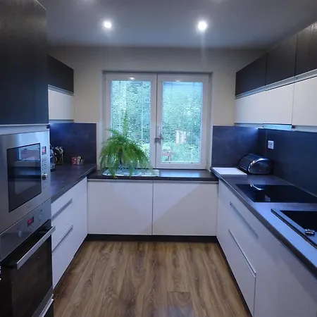 2 Bedroom Floor In Quiet Area *