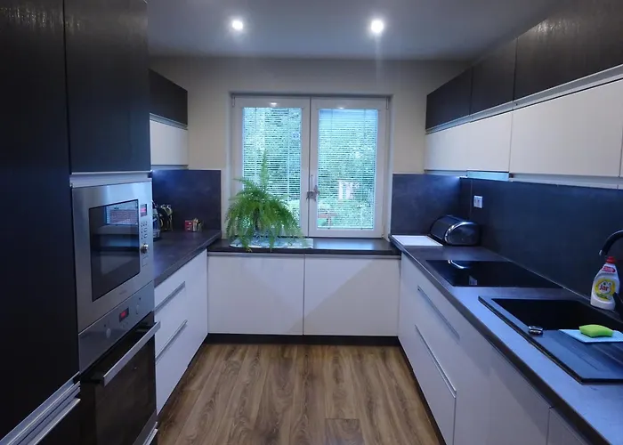 2 Bedroom Floor In Quiet Area *